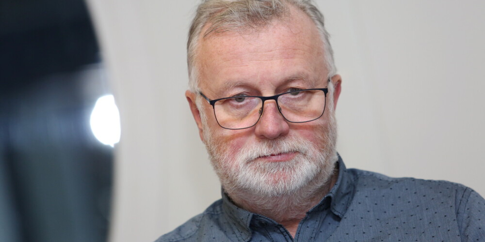 Dainis Dukurs (dzimis 1957. gada 24. janvārī Alūksnē) ir bijušais bobslejists, Siguldas bobsleja un kamaniņu trases direktors, Siguldas novada domes deputāts un skeletona treneris. Viņš ir abu savu dēlu Martina un Tomasa treneris, kā arī tiek uzskatīts par skeletona aizsācēju Latvijā.