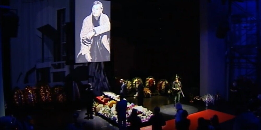 Гроб с Романом Виктюком под бурные аплодисменты поклонников вынесли из его родного театра