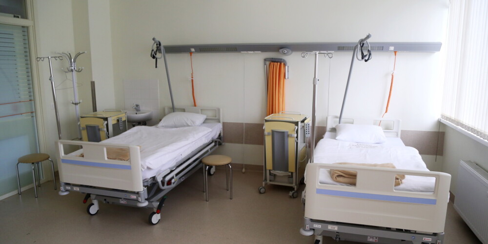 Pagājušajā diennaktī slimnīcās nogādāts rekordliels Covid-19 slimnieku skaits