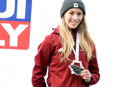 Latvijas skeletoniste Endija Tērauda piedalās IBSF Pasaules kausa posmā skeletonā sievietēm apbalvošanas ceremonijā Siguldas bobsleja un kamaniņu trasē.