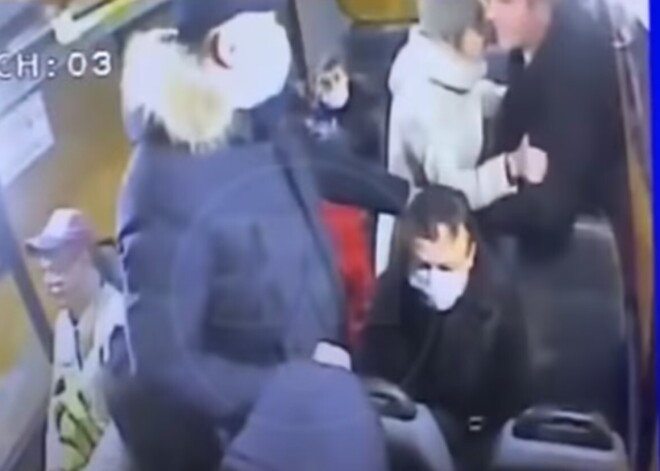 Масочные войны: на видео попала ссора в маршрутке, закончившаяся убийством