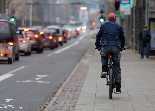 Čaka ielas eksperiments izgāzies? Sastrēgumi un tukšas velojoslas