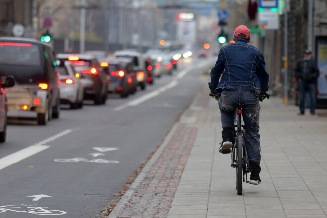 Riteņbraucēji ignorē Čaka ielas velojoslas un lavierē pa gājēju ietvi.
