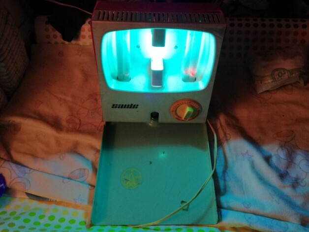 Par kalnu saulīti sauktā padomju laika kvarca lampa – ilgstoši atrasties tās starojumā nav ieteicams. Ja jūtama ozona smarža, stari ir pavisam nikni un ne tikai mikrobiem.