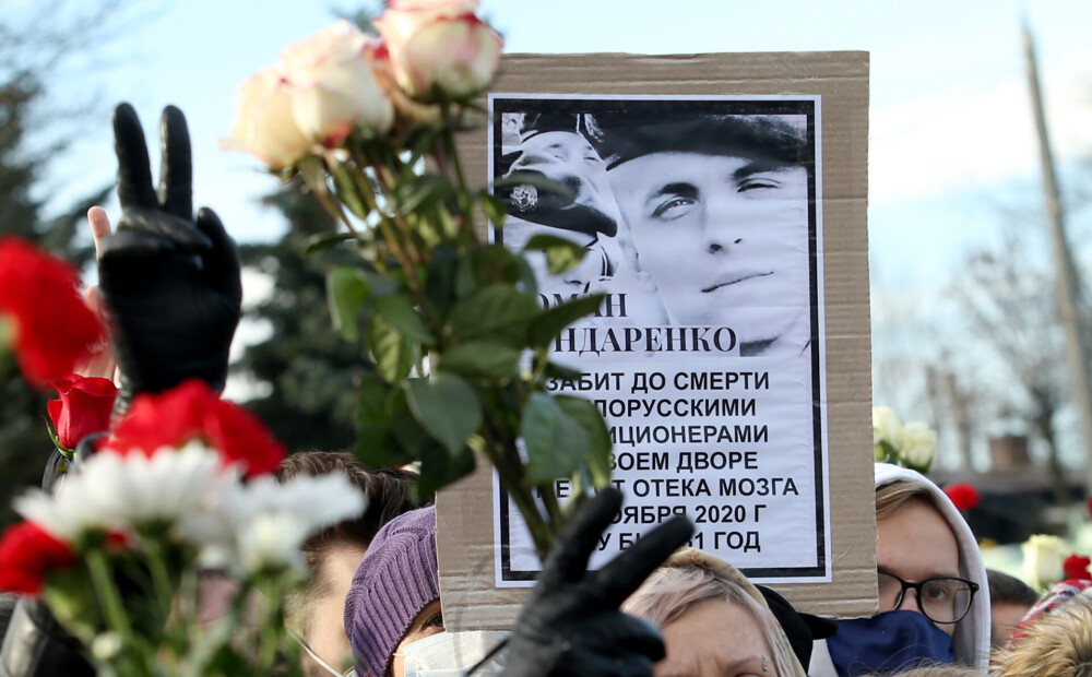 VIDEO: tūkstošiem cilvēku Minskā atvadās no aktīvista Ramana Bandarenkas