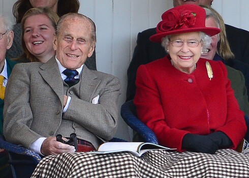 Elizabetei II un Edinburgas hercogam šodien 73. gadadiena! Kā viņi izskatījās savā kāzu dienā?