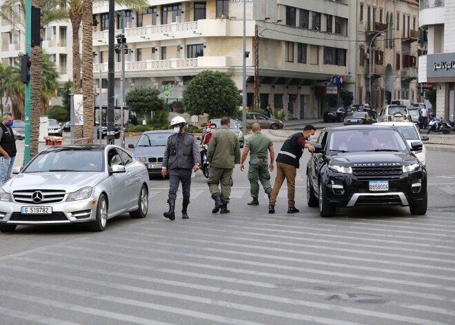 Beirūtā, izlaužot kameru durvis un sasienot apsargus, izbēguši desmitiem cietumnieku