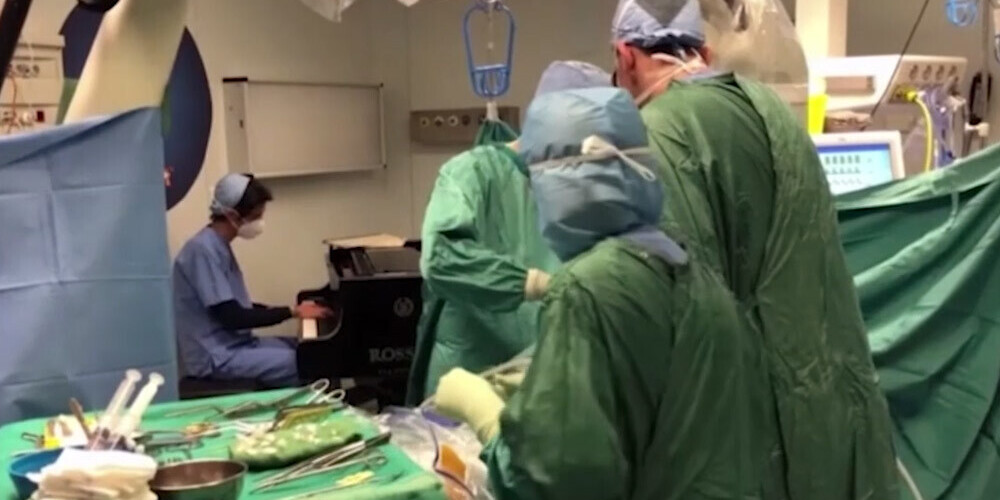 Aizkustinošs video: kamēr zēnam sarežģītā operācijā tiek likvidēts audzējs, ārsts viņam spēlē klavieres