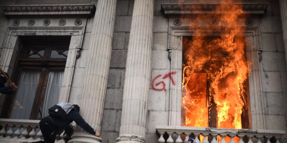 FOTO: Gvatemalā protestētāji aizdedzina parlamenta ēku
