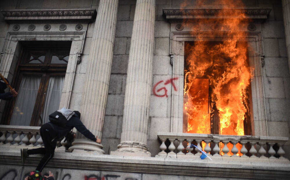 FOTO: Gvatemalā protestētāji aizdedzina parlamenta ēku
