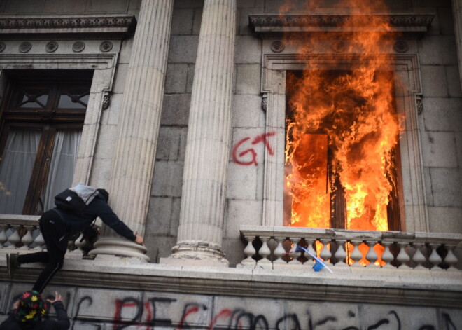 FOTO: Gvatemalā protestētāji aizdedzina parlamenta ēku