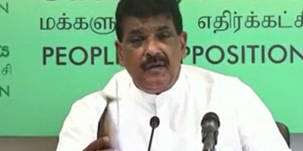 VIDEO: Šrilankas bijušais zivsaimniecības ministrs konferences laikā žestikulē ar jēlu zivi un iekožas tajā