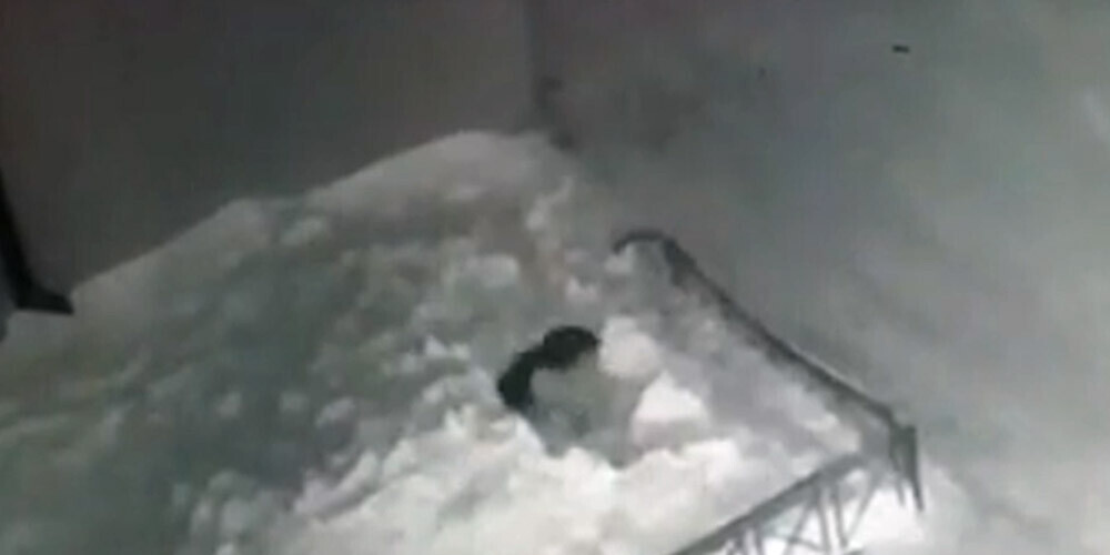 VIDEO: Krievijā pa ceturtā stāva logu izkrīt bērns, kurš brīnumainā kārtā izdzīvo