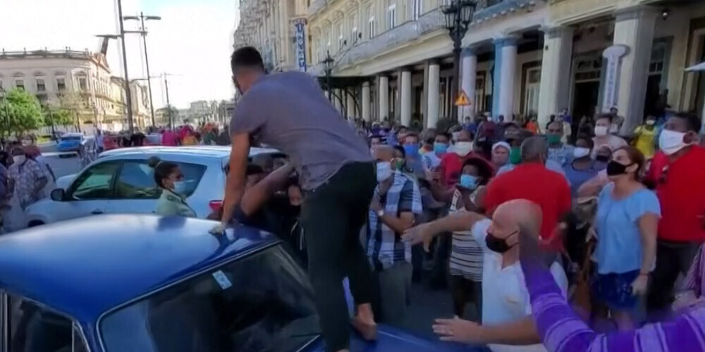 Policisti vienaldzīgi noskatās, kā Kubas valdības atbalstītāji uzbrūk un iekausta protestētājus