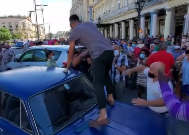 Policisti vienaldzīgi noskatās, kā Kubas valdības atbalstītāji uzbrūk un iekausta protestētājus