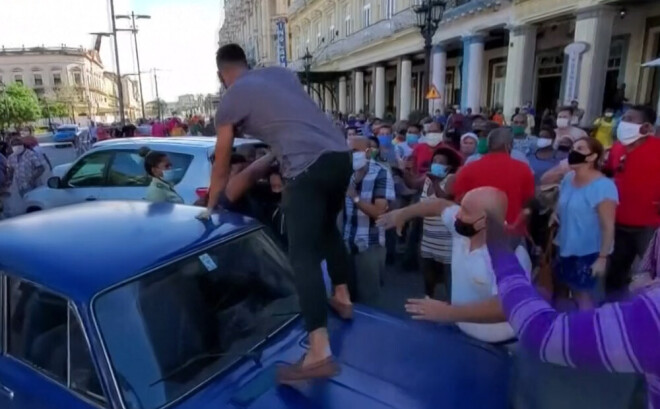 Havanā vairāk nekā simts valdības atbalstītāju svētdien uzbruka saujiņai protestētāju.