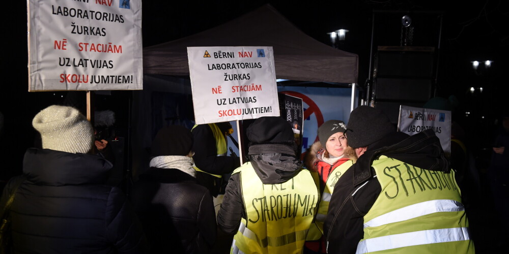 Jau kādu gadu Latvijā īpaši aktīvi norit cīņa pret 5G mobilo sakaru tīkla ieviešanu. Viens no kampaņas saukļiem: “Nē antenām uz skolu jumtiem!” nesen īstenojies Kuldīgā.