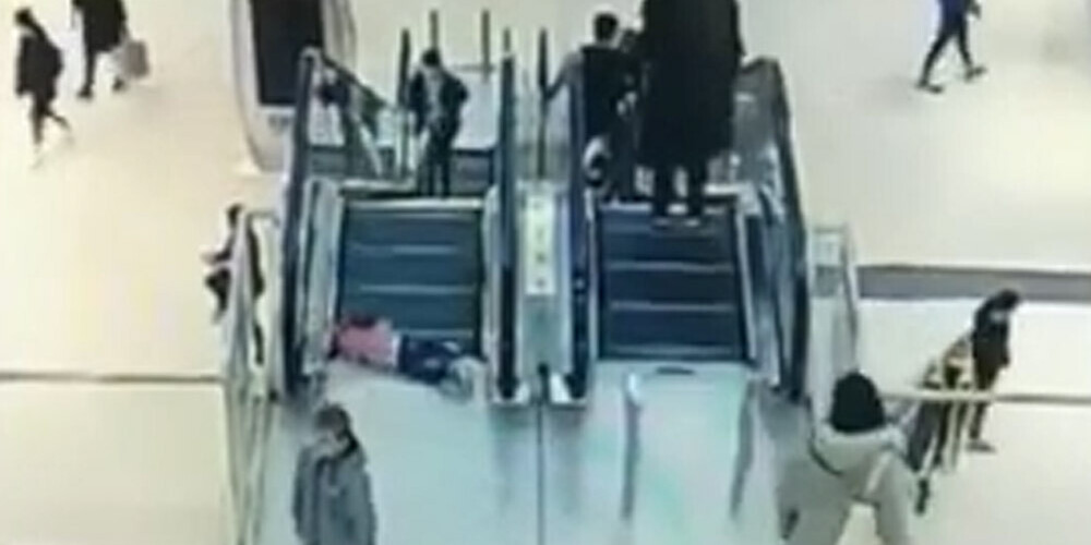 Trilleris Soču lielveikalā: apmeklētāji izglābj meitenīti, kurai eskalatorā ierāva roku