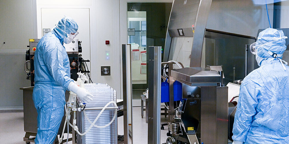 Eiropas Medicīnas aģentūra varētu apstiprināt pirmās vakcīnas pret jauno koronavīrusu jau šā gada beigās vai nākamā gada sākumā.