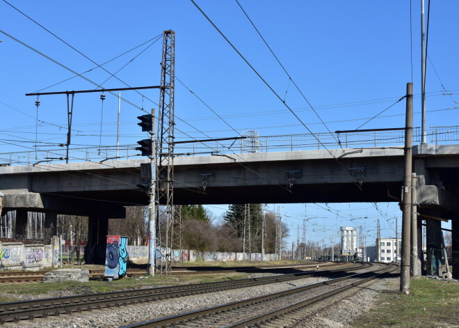 На месяц ограничат движение по Деглавскому мосту