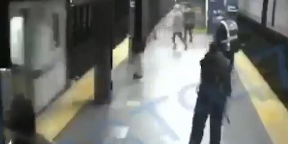 VIDEO: bezpajumtnieks, šokētu metro pasažieru acu priekšā, pagrūž svešinieci zem vilciena