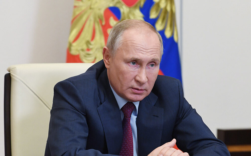 Putins paraksta likumu par ienākuma nodokļa palielināšanu augstu ienākumu guvējiem