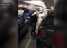 "Ko es tādu izdarīju?" - Rīgas lielveikala autostāvvietā aculiecinieks pieķer strādnieku neparastās darbībās