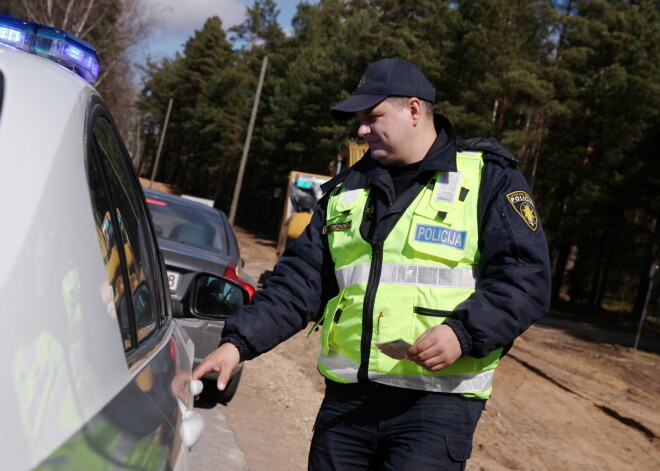 Ludzā par luktura izsišanu policijas mašīnai aiztur vīrieti