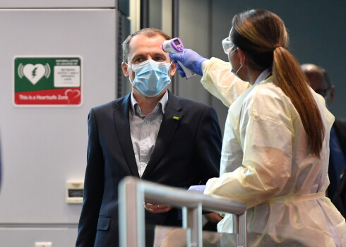 Pirmā aviokompānija paziņojusi, ka starpvalstu reisos uzņems tikai pret Covid-19 vakcinētus pasažierus