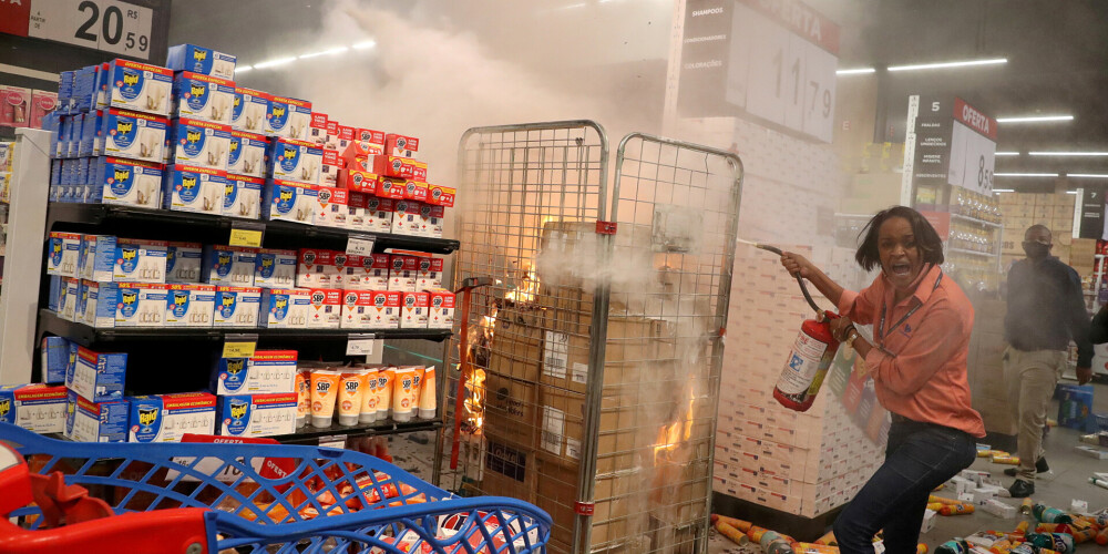 Brazīlijā turpinās protesti un grautiņi pēc melnādaina vīrieša letālas piekaušanas lielveikalā