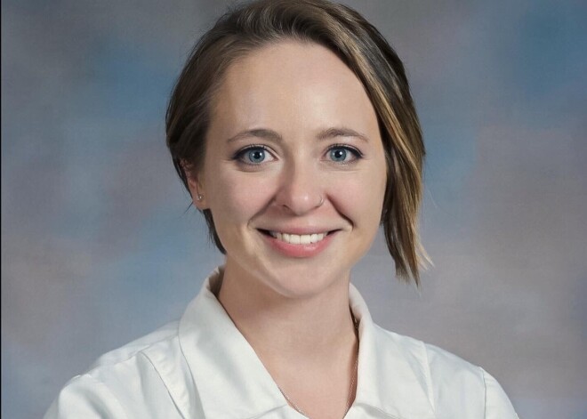 Starpā ir tikai astoņi mēneši: medmāsa parāda, kā pandēmija un garās darba stundas izpaužas sejas vaibstos