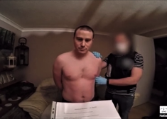 VIDEO: britu policija aiztur vienu no valstī bīstamākajiem pedofiliem. Apsūdzību nolasīšana prasa pusstundu