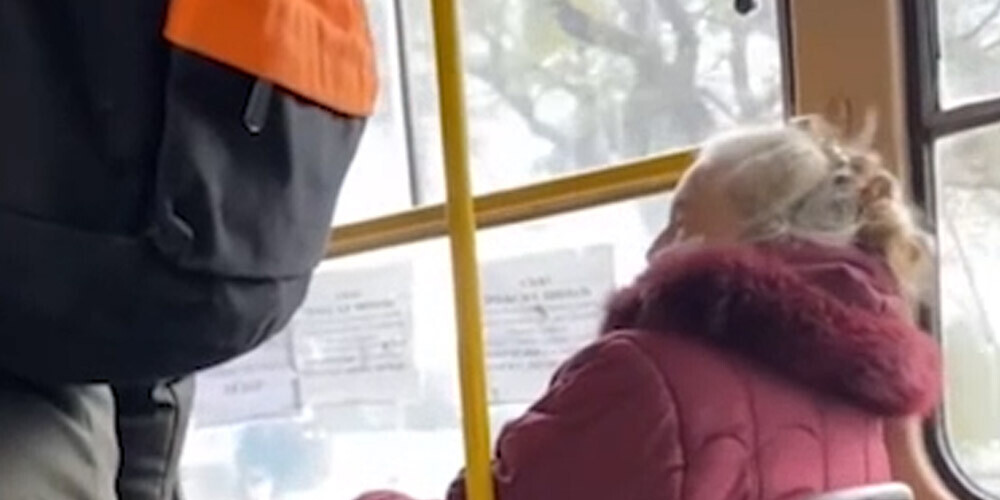 Pasažieri Odesas tramvajā nolamā ukraiņu pensionāri, kura agresīvi protestē pret krievu valodu