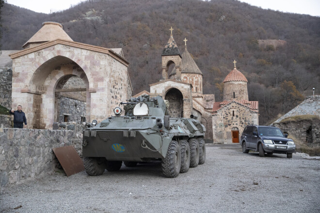 Armēņu svētvietu un UNESCO pērli - Dadivanka klosteri pirms atdošanas azerbaidžāņiem apsargā krievu militārā tehnika. 