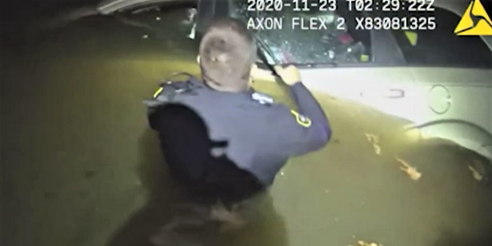 VIDEO: policistu ātrā reakcija pēdējās sekundēs izglābj sievieti no noslīkšanas savā spēkratā Ohaio upē