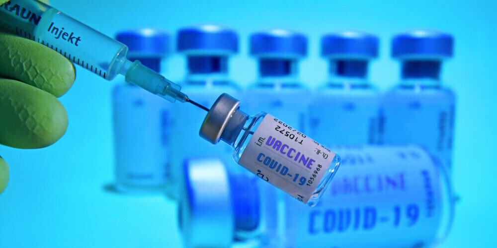 ASV ārsti norāda: cilvēki jāsagatavo, ka no Covid-19 vakcīnas īslaicīgi var būt nepatīkamas blaknes