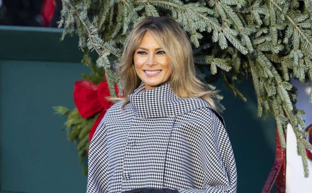 Ar jaunu matu krāsu Melānija Trampa sākusi gatavoties pēdējiem Ziemassvētkiem Baltajā namā