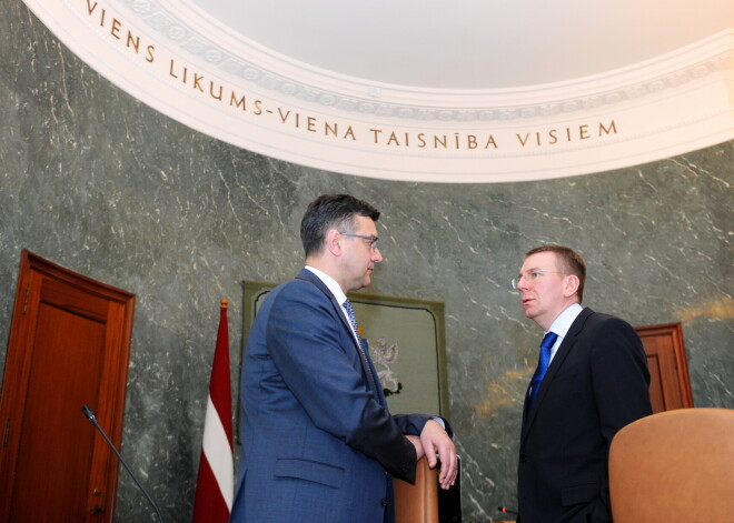 Cilvēki niknojas arī par ministru algu palielinājumu: mums jāpaciešas, bet viņiem atalgojums augs