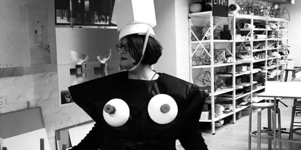 Renāte Lorence, pašas dizainētā "Bauhaus" stila tērpā, 2019. gadā.