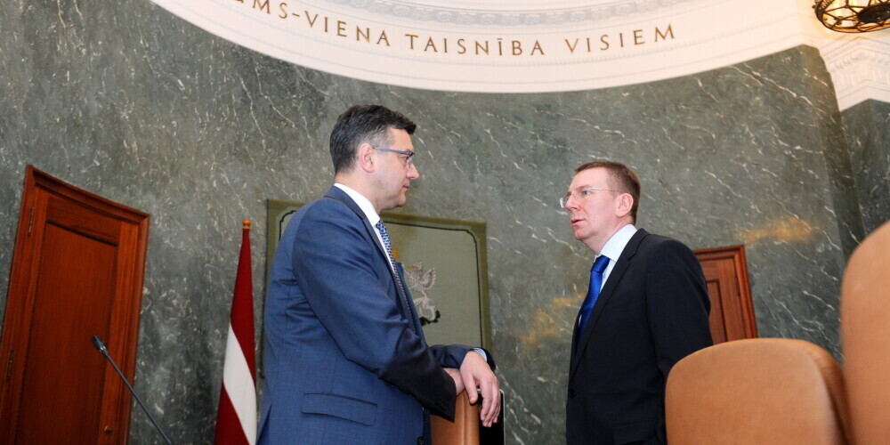 Латвийцы злятся из-за повышения зарплат министров: чиновники уверены, что все правильно