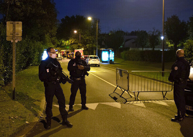 Saistībā ar Francijas vēstures skolotāja slepkavību apsūdzēti vēl 4 skolēni