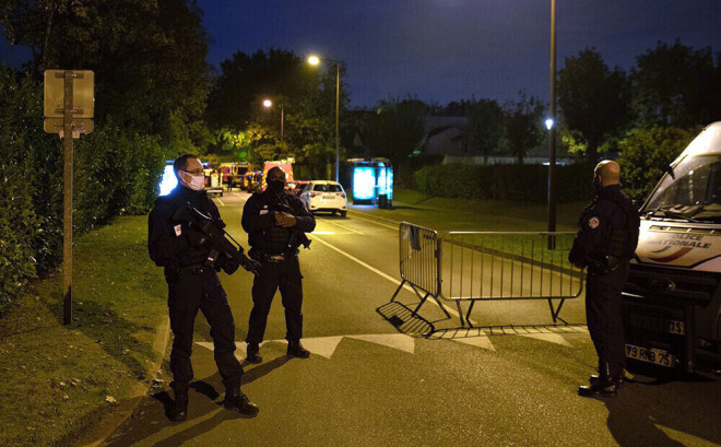 Francijas policija vietā, kur notika šausminošā slepkavība.