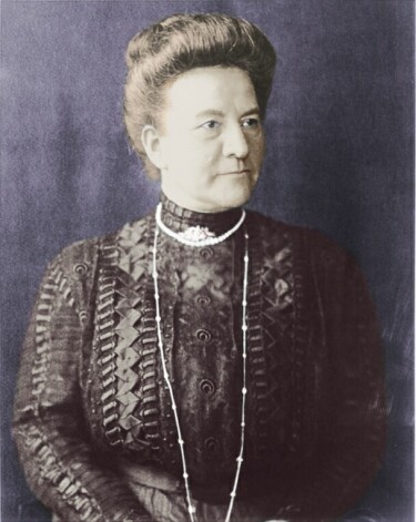 "Titānika" pirmās klases pasažiere Ida Strausa (1849-1912), uzņēmēja Izidora Strausa sieva un septiņu bērnu māte. Kopā ar vīru gājusi bojā kuģa katastrofā.