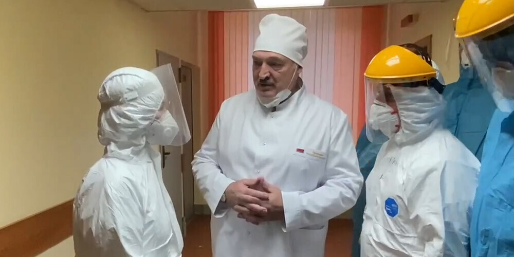 Lukašenko bez cimdiem un mediķu cepurītē ierodas slimnīcā, kur tiek aprūpēti Covid-19 pacienti: "Nu, rādi, kā tu viņus ārstē"