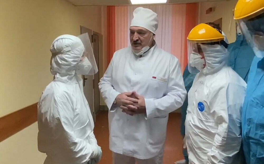 Lukašenko bez cimdiem un mediķu cepurītē ierodas slimnīcā, kur tiek aprūpēti Covid-19 pacienti: 