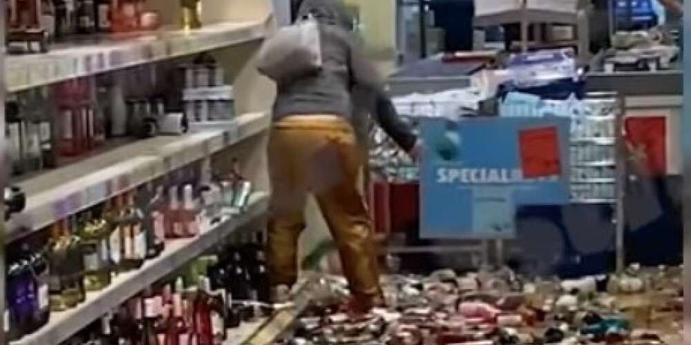 Женщина разбила в супермаркете 500 бутылок с алкоголем: видео разгрома впечатляет