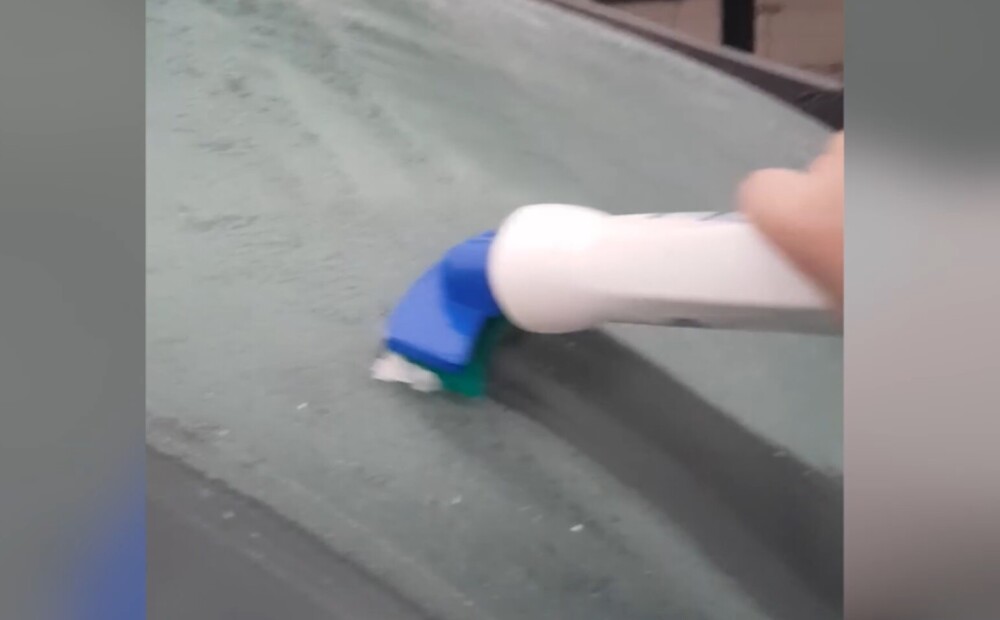 Tas maina visu: mājsaimniece atklāj, kā acumirklī notīrīt aizsalušu auto vējstiklu