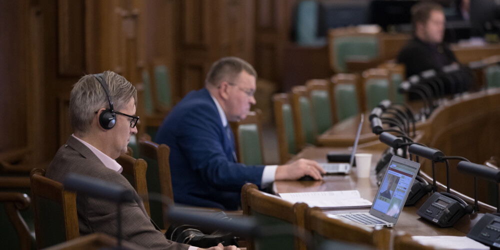 Pēc vēsturiski ilgākajām debatēm Saeima arvien nav tikusi galā ar nākamā gada budžetu pavadošajiem likumprojektiem