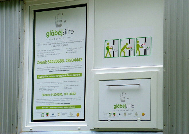 Bērnu slimnīcas glābējsilītē atstāta aptuveni četrus mēnešus veca meitenīte