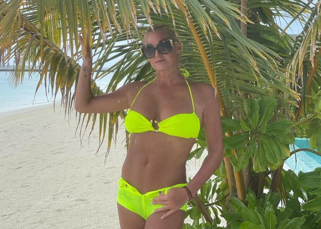 «Купальник от любимого»: Анастасия Волочкова прикрылась камнями на Мальдивах